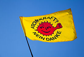 Das Logo "Atomkraft? Nein danke", auch Anti-Atom(kraft)-Sonne, bzw. rote Sonne genannt, ist das bekannteste Logo der Anti-Atomkraft-Bewegung.
