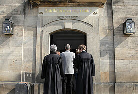 Die neuen Vikare ziehen in die Kirche ein und beginnen den praktischen Teil ihrer Ausbildung (Symbolfoto)