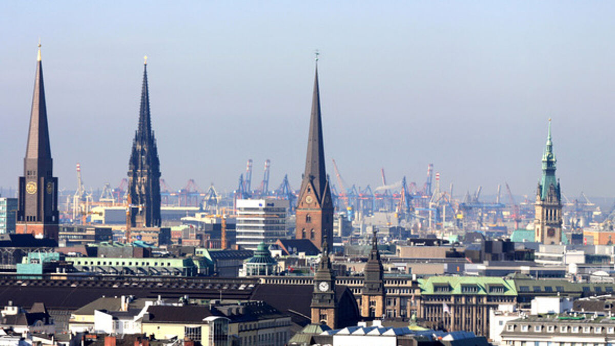 Die Türme der Hamburger Hauptkirchen sind abgesehen vom Fernsehturm noch immer die höchsten Gebäude der Stadt Hamburg 