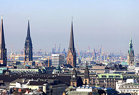 Die Hamburger Skyline mit den Kirchtürmen von St. Jacobi, dem Mahnmal St. Nikolai, St. Petri und dem Hamburger Rathaus (von links)