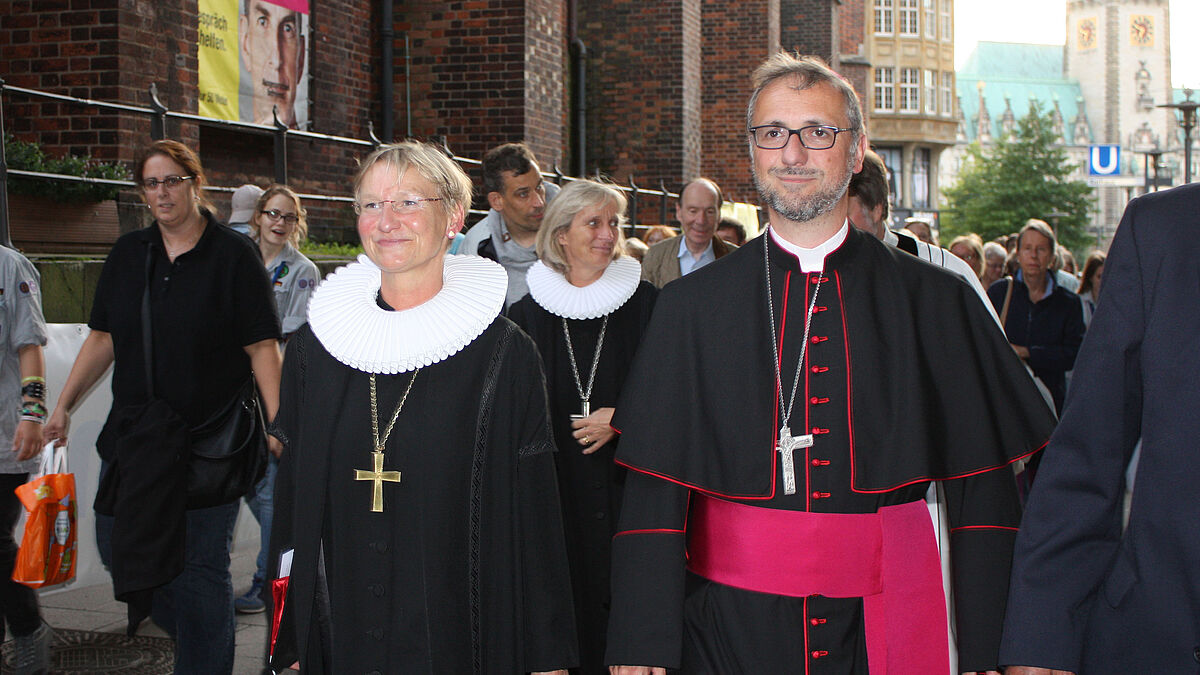 Eröffnungs-Prozession der Nacht der Kirchen 2016 mit Bischöfin Kirsten Fehrs, Pröpstin Ulrike Murmann und dem katholischen Erzbischof Stefan Heße (v.l)