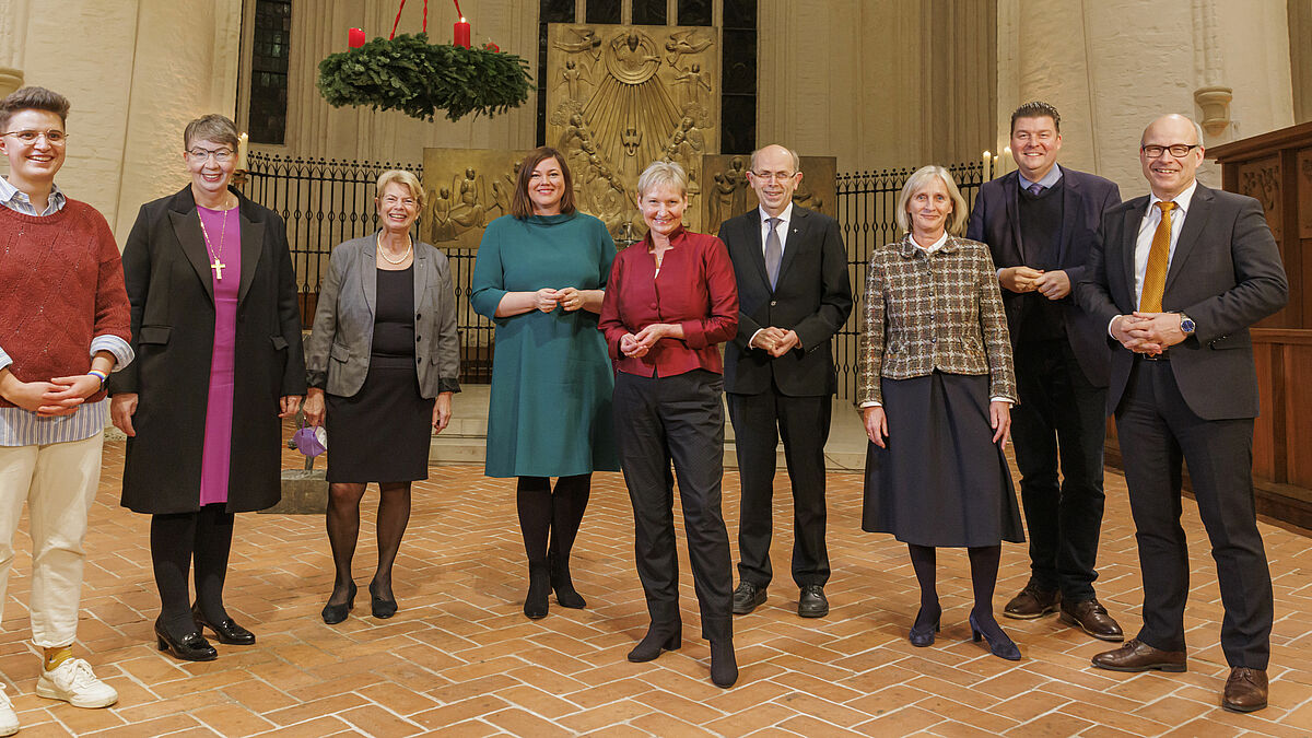v.l.: Anna-Nicole Heinrich, EKD-Präses, Landesbischöfin Kristina Kühnbaum-Schmidt, Synoden-Präses Ulrike Hillmann, Katharina Fegebank, Zweite BM, Bischöfin Kirsten Fehrs, Bischof Gothart Magaard, Pröpstin Dr. Ulrike Murmann, Finanzsenator Dr. Andreas Dressel, Schulsenator Ties Rabe