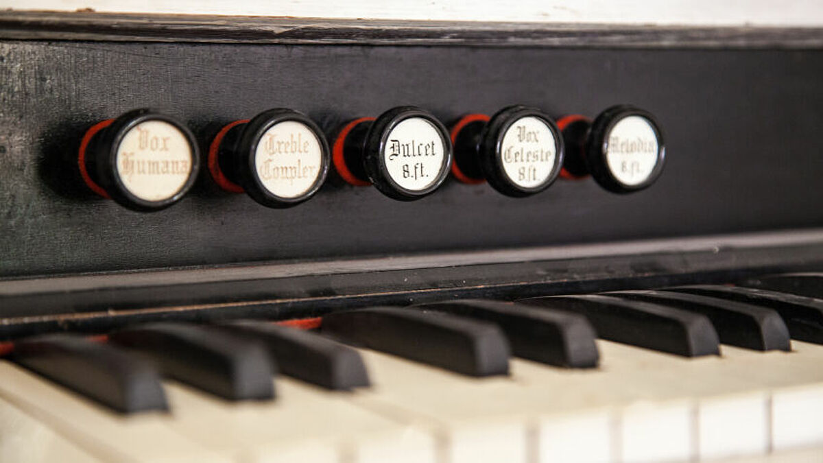 Das Manual einer alten Kirchenorgel
