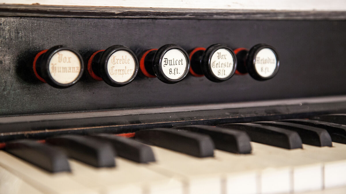 Tasten einer antiken Orgel (Symbolbild).
