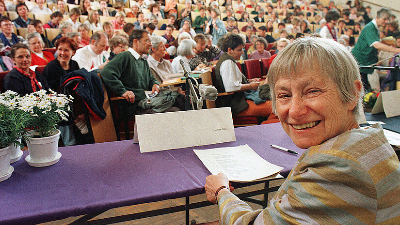 Die Hamburger Theologin Dorothee Sölle in der Leipziger Universität bei einem Vortrag zum 27. Deutschen Evangelischen Kirchentag 1997 (epd-Archiv).