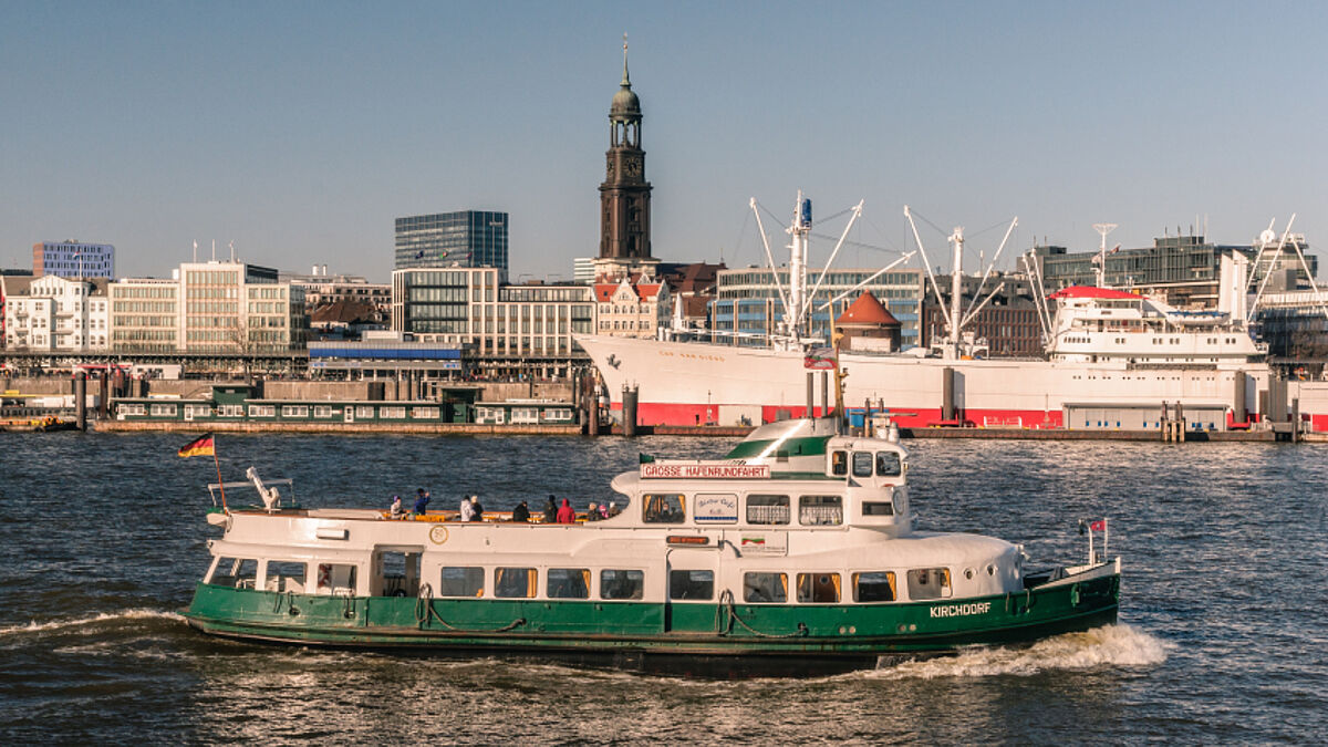 Blick von der Elbe auf den Hamburger Michel.