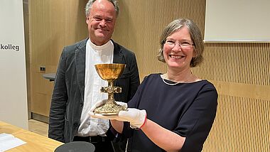 Bischof Jeremias übergibt den wertvollen Kelch an Ruth Slenzka, Direktorin des Pommersches Landesmuseum. 