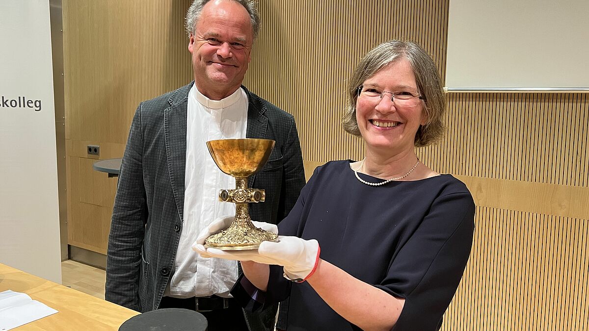 Bischof Jeremias übergibt den wertvollen Kelch an Ruth Slenzka, Direktorin des Pommersches Landesmuseum. 