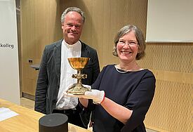 Bischof Jeremias übergibt den wertvollen Kelch an Ruth Slenzka, Direktorin des Pommersches Landesmuseum. 