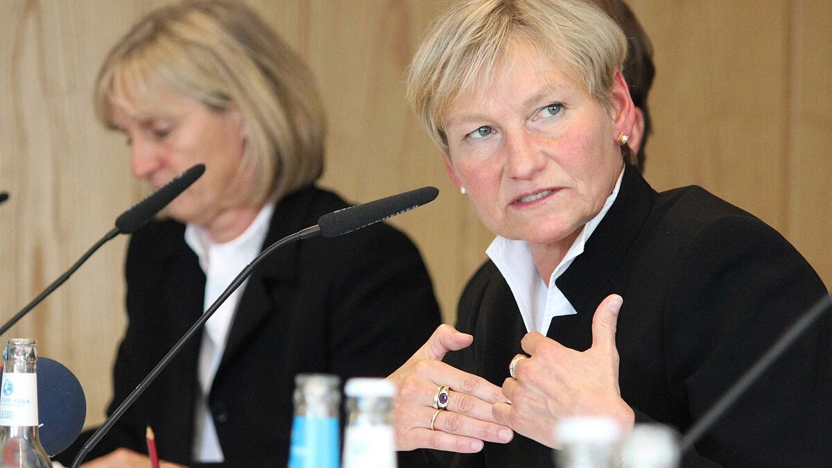 Pröpstin Ulrike Murmann, Kirchenkreis Hamburg-Ost, und Bischöfin Kirsten Fehrs (re.) bei der Pressekonferenz zum Bericht der Unabhängigen Expertenkommission