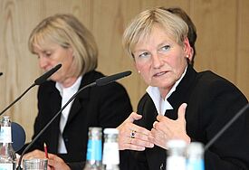 Pröpstin Ulrike Murmann, Kirchenkreis Hamburg-Ost, und Bischöfin Kirsten Fehrs (re.) bei der Pressekonferenz zum Bericht Unabhängigen Expertenkommission
