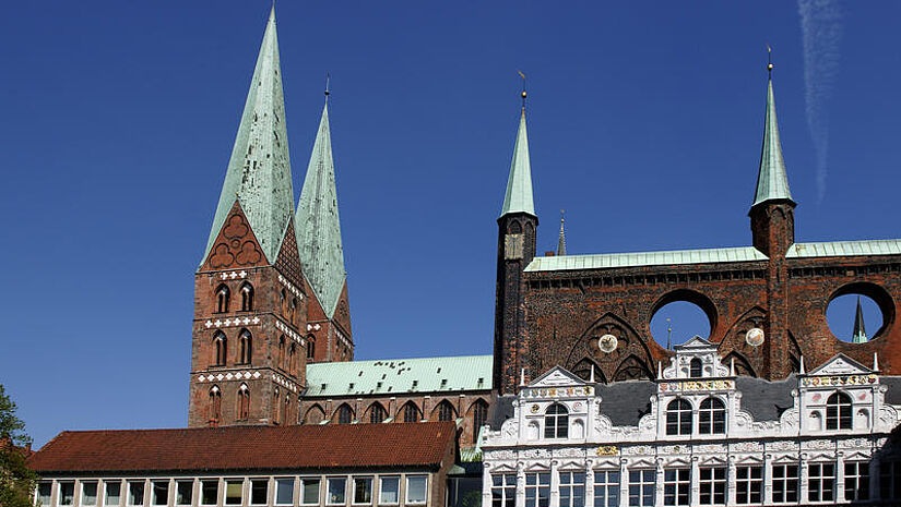 60 Altes Rathaus mit der St. Marienkirche in Lübeck