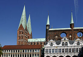 Altes Rathaus mit der St. Marienkirche in Lübeck
