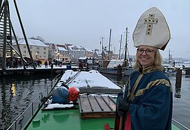 Bischöfin Steen als Nikola im Nikolausgewand