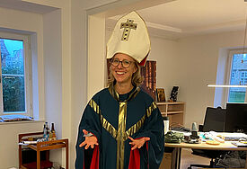 Für den 6. Dezember hat Bischöfin Steen das Gewand des Nikolaus schon einmal anprobiert.