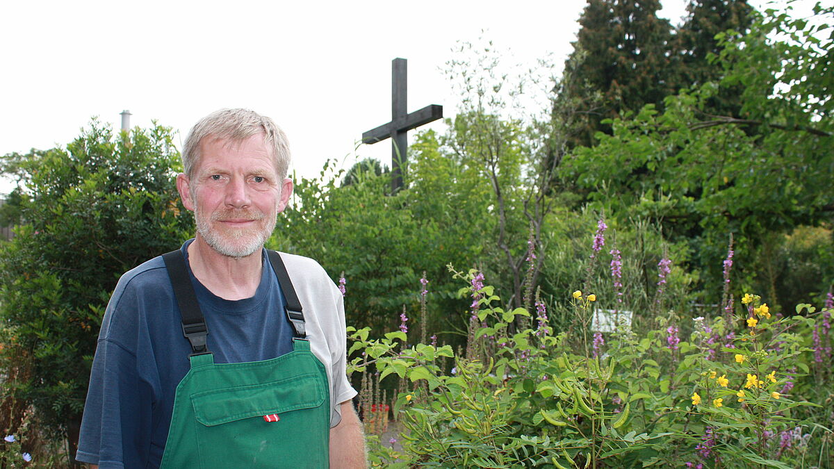 Gärtner Volker Struß im Bibelgarten in Klein Flottbek (Hamburg)