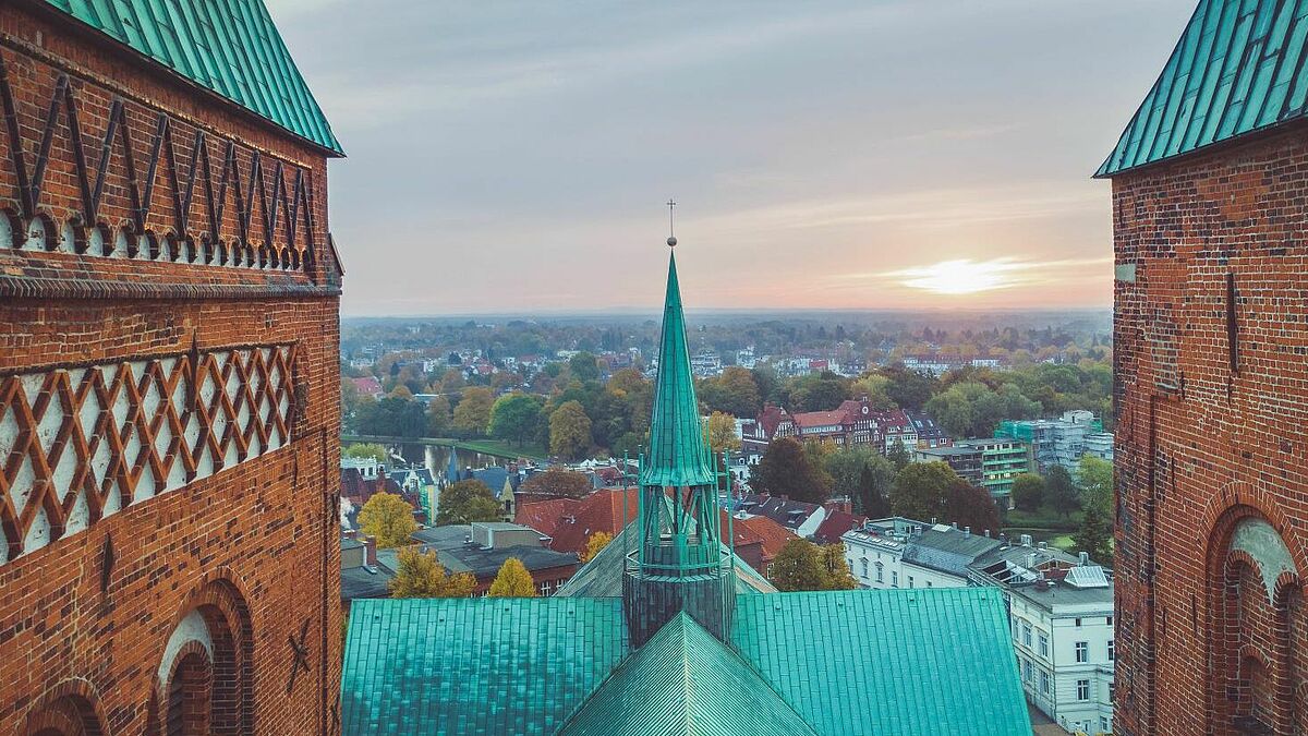 Der Ausblick zwischen den Türmen des Doms zu Lübeck.