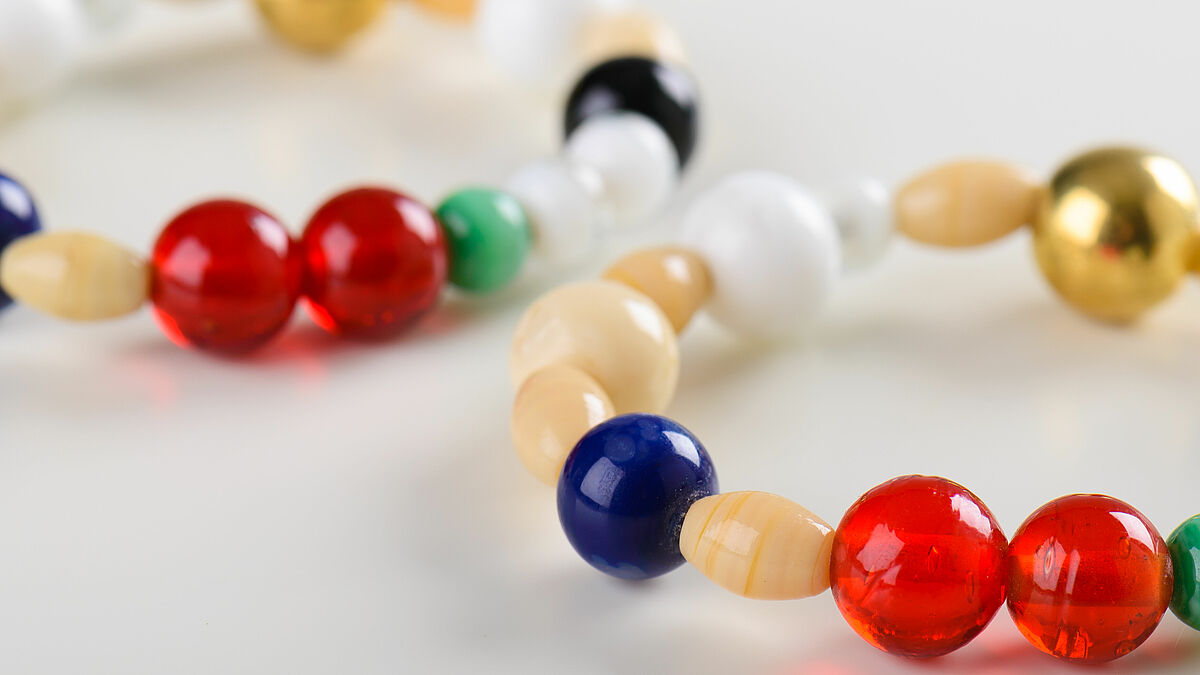 Perlen des Glaubens als Armband mit Perlen in verschiedenen Größen und Farben.