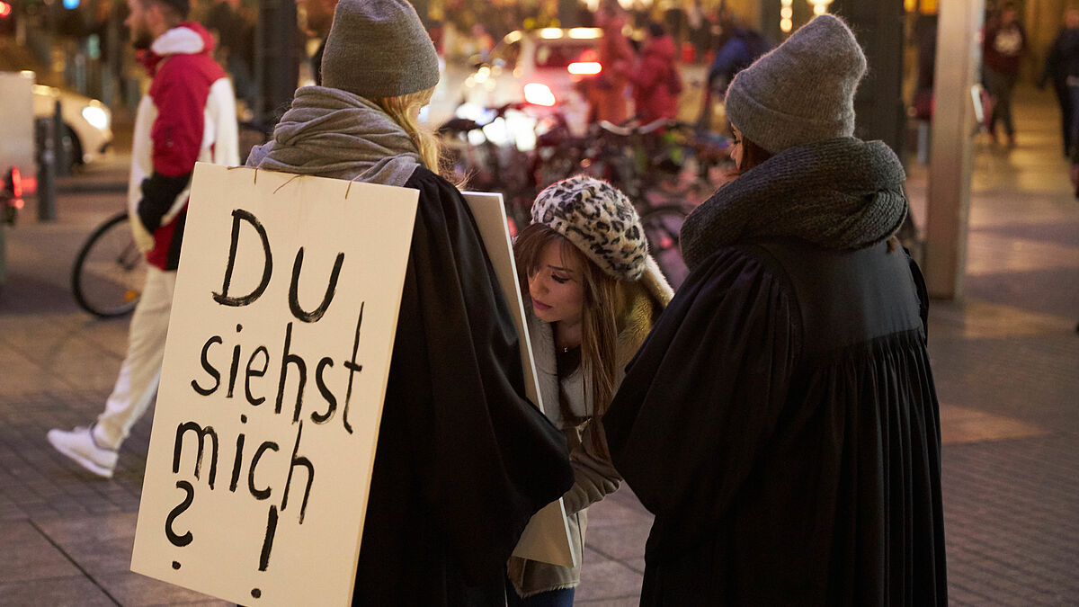 Aktion der "Pop Up Church" gegen Gewalt an Frauen am Hamburger Hauptbahnhof (25.11.2019)