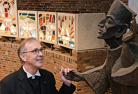 Propst Stefan Block vor Ansgar-Statue