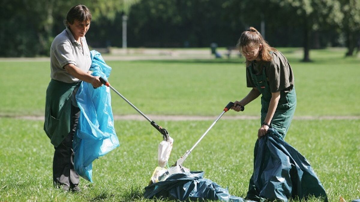 Ein-Euro-Jobber in Halle. (epd-Archiv, Symbolbild)