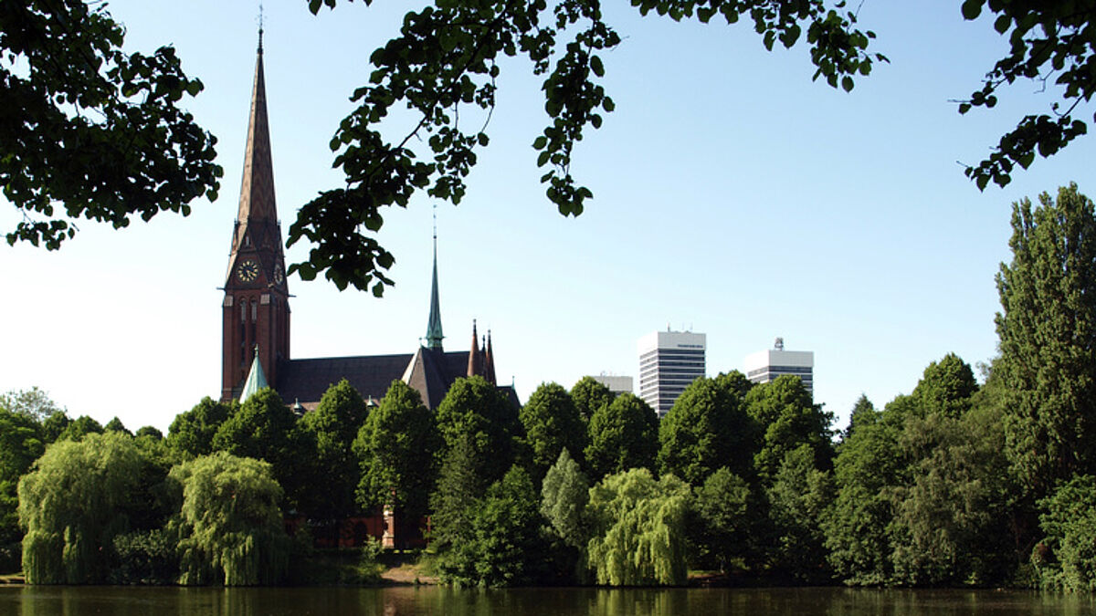 Die markanten Türme der St. Gertrud-Kirche gehören zum Hamburger Stadtbild