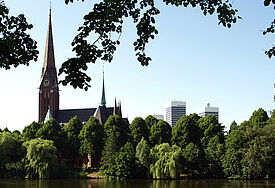 Die markanten Türme der St. Gertrud-Kirche gehören zum Hamburger Stadtbild