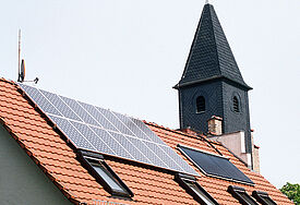 Solaranlage auf dem Kirchendach in Wandlitz (Brandenburg)