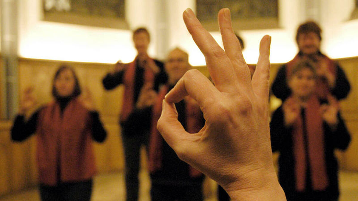 "Mit den Händen singen" - ein Gebärdenchor bei der Probe (Symbolbild)