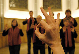 "Mit den Händen singen" - ein Gebärdenchor bei der Probe (Symbolbild)