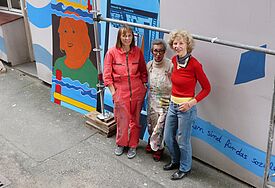 FrauenFreiluftGalerie: Die Künstlerinnen Janet Braun-Reinitz (Mitte) und Hildegund Schuster (li), Kuratorin Elisabeth von Dücker (re)