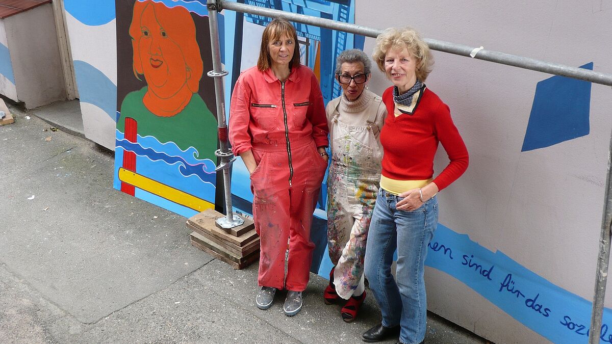 FrauenFreiluftGalerie: Die Künstlerinnen Janet Braun-Reinitz (Mitte) und Hildegund Schuster (li), Kuratorin Elisabeth von Dücker (re)