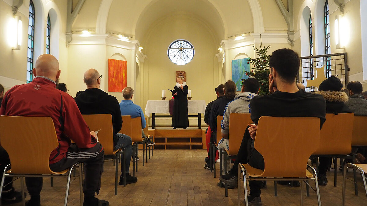 Aufmerksame Zuhörer im Gottesdienst in der Sozialtherapeutischen Anstalt.