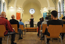Bischöfin Kirsten Fehrs predigt im Gottesdienst in der Sozialtherapeutischen Anstalt