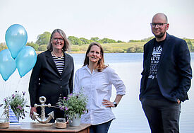 Die erfolgreichen „Pop-Gottesdienste on tour“ gehen unter dem Motto „besser lieben“ mit Stationen in Bosau, Pansdorf, Burg auf Fehmarn und Malente in die dritte Saison.  Organisiert werden die Konzerte von Strandpastorin Katharina Gralla, Musikerin Lena Sonntag und Pastor Dennis Koch (v.li.).