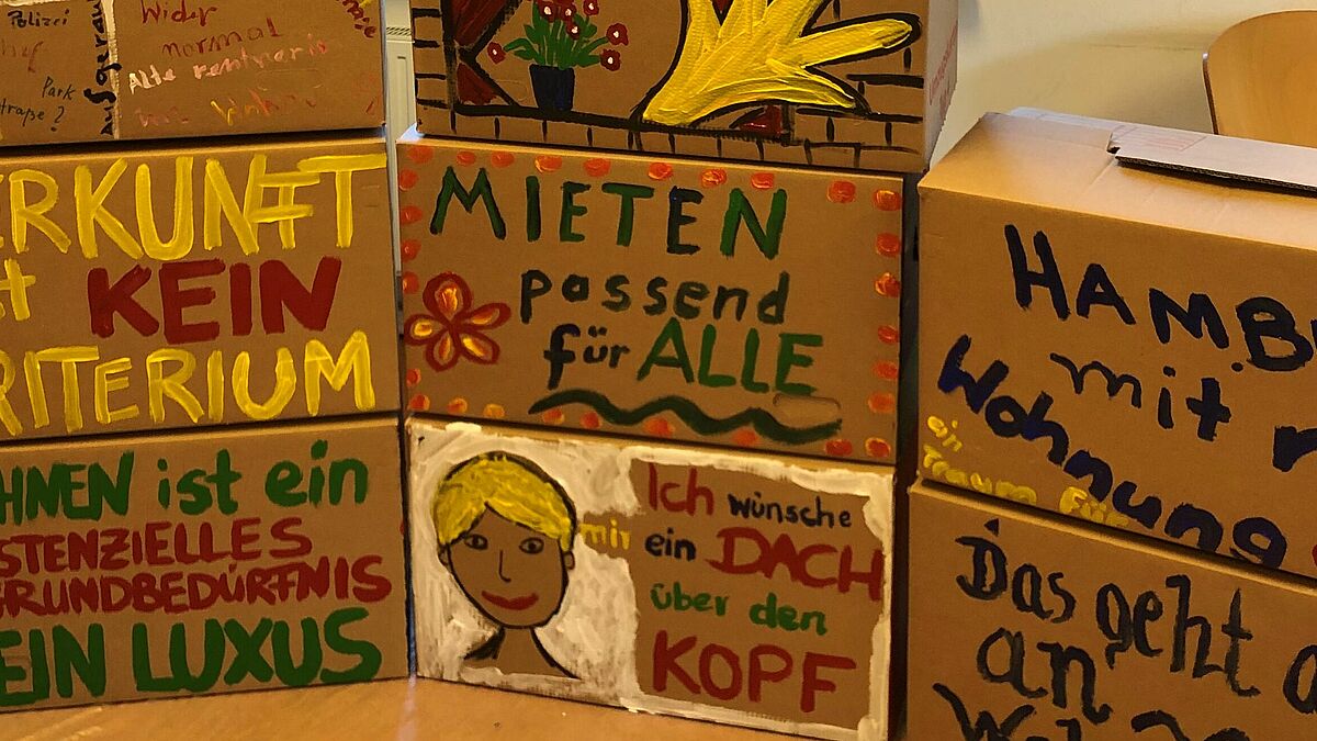 Auf die Kartons haben Obdachlose ihre Wünsche und Träume, aber auch Forderungen an den Senat gemalt.