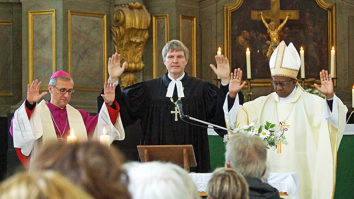 Erzbischof Stefan Heße (v.l), Bischof Andreas von Maltzahn und der tansanische Bischof Chediel Sendoro (Mwanga/Kilimandscharo) gestalten gemeinsam den internationalen ökumenischen Gottesdienst zum Hansetag.