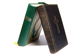 Koran und Bibel, die heiligen Bücher des Islam und Christentum.