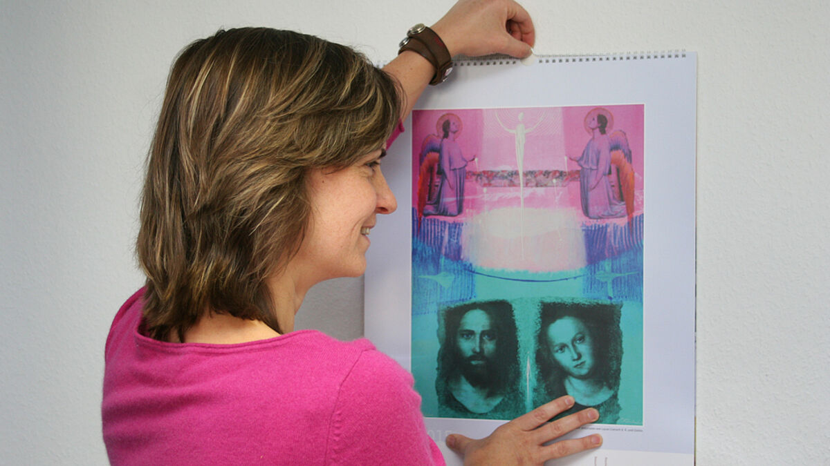 Der farbenfrohe Cranach-Kalender macht sich an jeder Wand gut