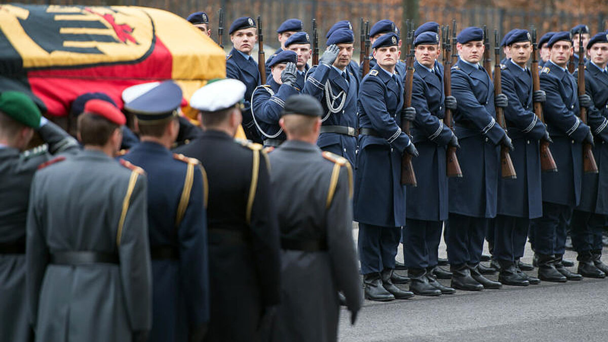 Der Sarg, geschmückt mit einer Bundesfahne, wird zu einer militärischen Abschiedszeremonie getragen