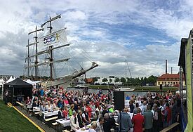 Wo es in den Hafen kam, da wurde gefeiert: Auch in Glückstadt wurde das Nordkirchenschiff freudig begrüßt.