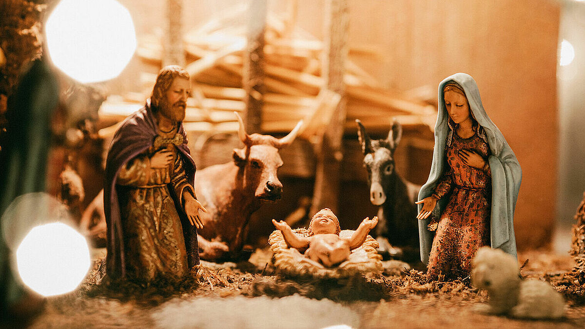 Jesu Geburt wird in zahlreichen Krippendarstellungen mit Ochs und Esel gezeigt - doch in der Weihnachtgeschichte kamen sie gar nicht vor.