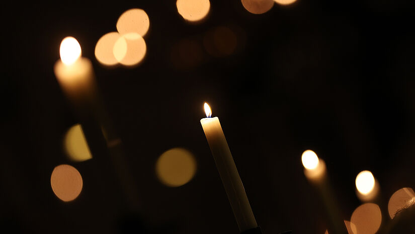 Lichtermeer im Taizé-Gottesdienst 