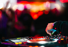 Musikstudio Tontechnik und Mischpult in lila Licht 
