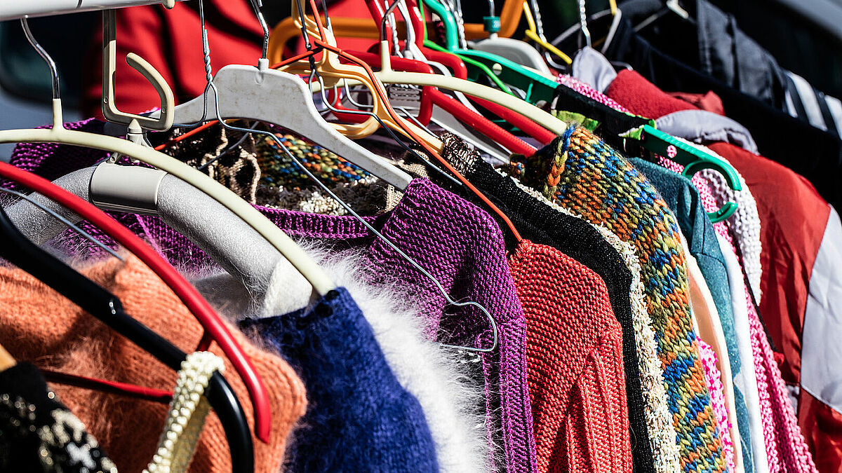 Second-Hand-Kleidung schont Ressourcen und reduziert Textilabfälle. Bereits produzierte Kleidung bleibt länger im Kreislauf.