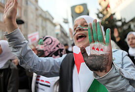 Syrer protestieren in der Türkei gegen das Assad-Regime. (c) iStockphoto
