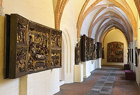 Im Kreuzgang vom St. Annen Kloster sind Klappaltre und sakrale Kunst zu sehen.