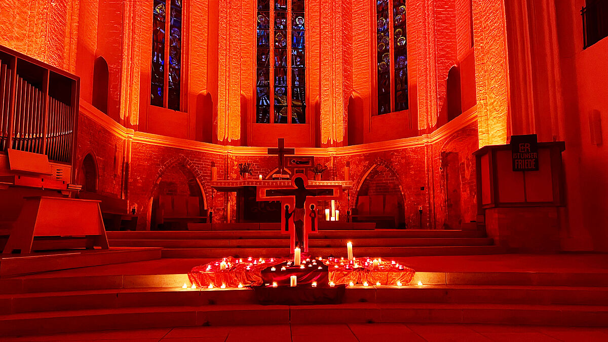 St. Petri ist beim Taizé-Gottesdienst in warmes Kerzenlicht getaucht. 