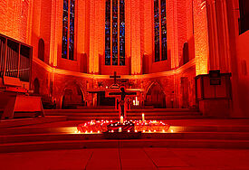 St. Petri ist beim Taizé-Gottesdienst in warmes Kerzenlicht getaucht. 
