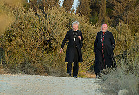 Der Ratsvorsitzende der Evangelischen Kirche in Deutschland (EKD), Landesbischof Heinrich Bedford-Strohm (li.) und der Vorsitzende der Deutschen Bischofskonferenz, Kardinal Reinhard Marx (re.) bei einem Spaziergang auf dem Ölberg in Jerusalem (Archiv Oktober 2016)
